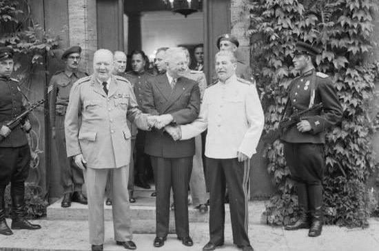 Гарри Трумэн - Иосиф Сталин - Уинстон Черчилль - Сталин, Трумэн и Черчилль собрались в последний раз 74 года назад - pnp.ru - США - Англия - Германия - Япония - Берлин - РСФСР - Пруссия