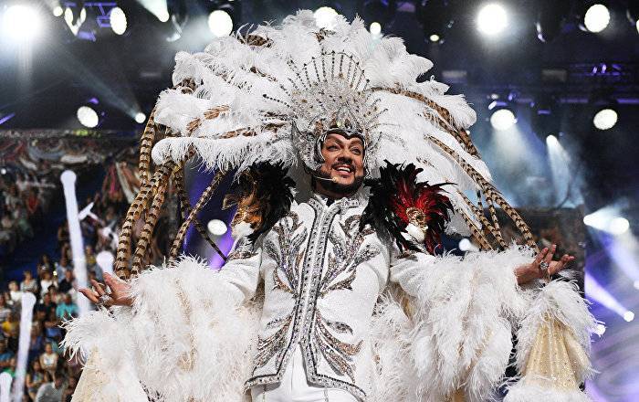 Филипп Киркоров - Звездное ДТП: фура с костюмами Киркорова съехал на трассе в кювет - видео - ru.armeniasputnik.am - Крым - Ростовская обл.