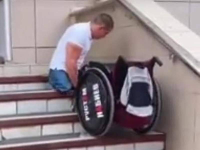 Максим Забелин - Рустам Набиев - Инвалид-десантник в Уфе прополз по лестнице в поликлинику - dayonline.ru - Башкирия - Уфа