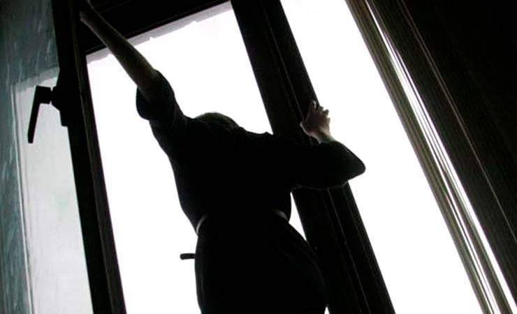 20-летняя добрушанка выпрыгнула с 8-го этажа, упала на траву и осталась жива. Врачи ввели ее в искусственную кому - gomel.today - Россия - Гомель - Добруш