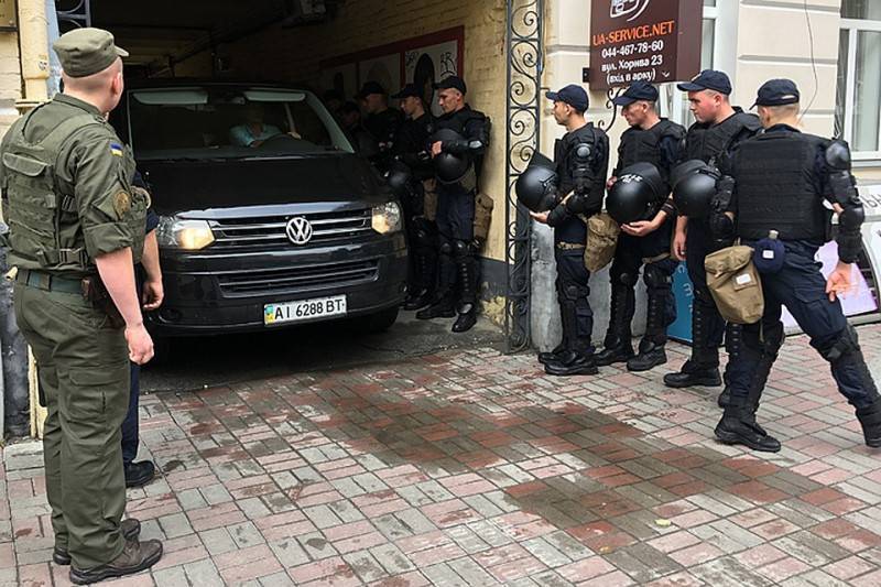 Владимир Зеленский - Петр Порошенко - Киев снова перед выбором: Зеленский ведет себя как царь! Но хоть «Славу Украине» с улиц убрали - pravdoryb.info - Россия - Украина - Киев