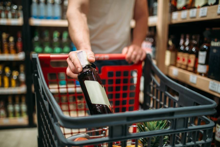 Евгений Брюн - Алкоголь предложили продавать только в крупных алкомаркетах - m24.ru - Москва - Россия