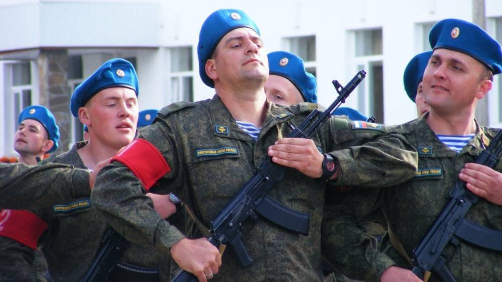 Сергей Шойгу - Владимир Путин - Рядовым и сержантам ВС РФ существенно повысят зарплату с 1 сентября - riafan.ru - Москва - Россия