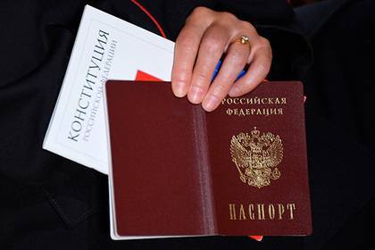 Дмитрий Медведев - Максим Акимов - В России объявили об окончании выдачи бумажных паспортов - lenta.ru - Москва - Россия