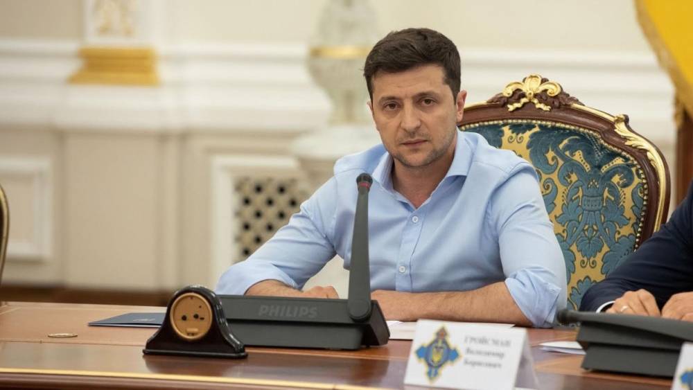 Владимир Зеленский - Петр Порошенко - Зеленский объяснил свое появление в плавках перед украинцами - riafan.ru - Украина - Киев - Мальдивы - Одесса - Мариуполь