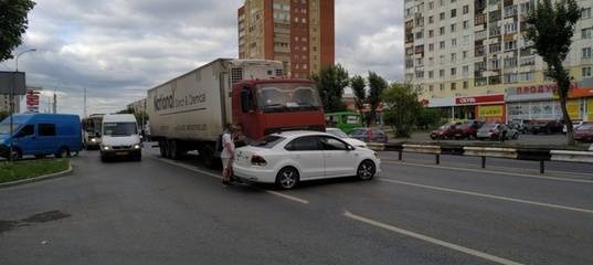 Протащил 20 метров по дороге: в Тюмени легковушка столкнулась с фурой - news.megatyumen.ru - Тюмень