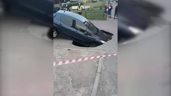 Иномарка нырнула в яму в асфальте на Варшавской улице - piter.tv - Санкт-Петербург