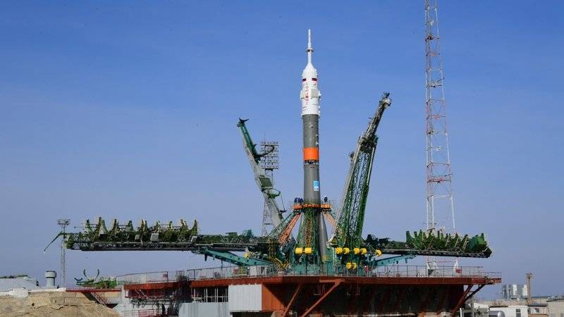 Лука Пармитано - Александр Скворцов - Эндрю Морган - «Союз» установили на стартовой площадке Байконура - polit.info - Россия - США - союз