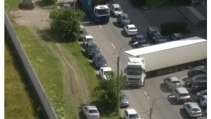 Фура перегородила дорогу на Трамвайном проспекте в Петербурге - piter.tv - Санкт-Петербург - р-н. Московский
