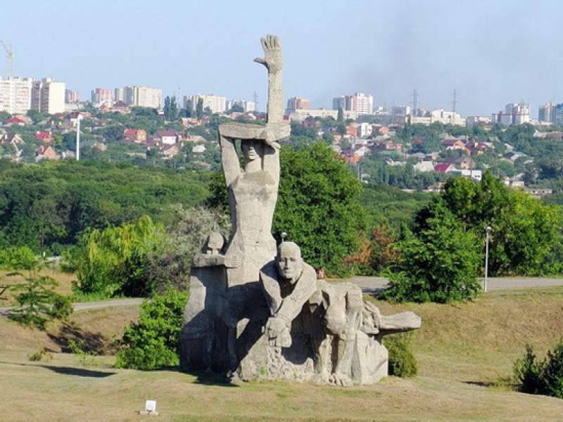 Ростовская школьница устроила фотосессию на мемориале "Жертвам фашизма" - dayonline.ru - Ростов-На-Дону