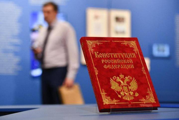 Политолог объяснил, легко ли изменить Конституцию - vm.ru - Россия - Конституция