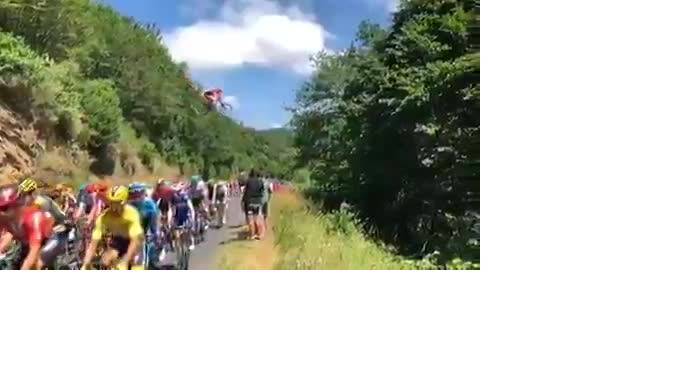 Видео: велосипедист пролетел 16 метров над головами участников велотура - piter.tv - Бельгия - Франция
