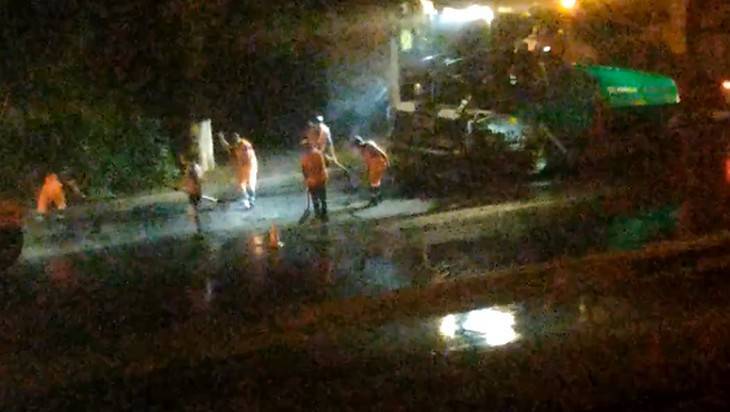 Жителей Брянска поссорило видео об укладке асфальта на мокрую дорогу - bragazeta.ru - Брянск