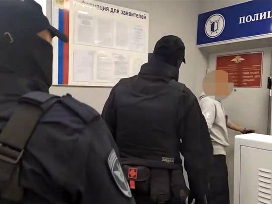 Злоключения камчатского участкового-мошенника: обобрал иностранку, покойника и взял кредит - vestirossii.com - Россия - Камчатский край - Петропавловск-Камчатский - Сахалинская обл.