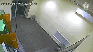 Бойцы Росгвардии освободили пациентов омского центра, которых "лечили" побоями. - daylynews.ru - Россия - Саратов - Омск