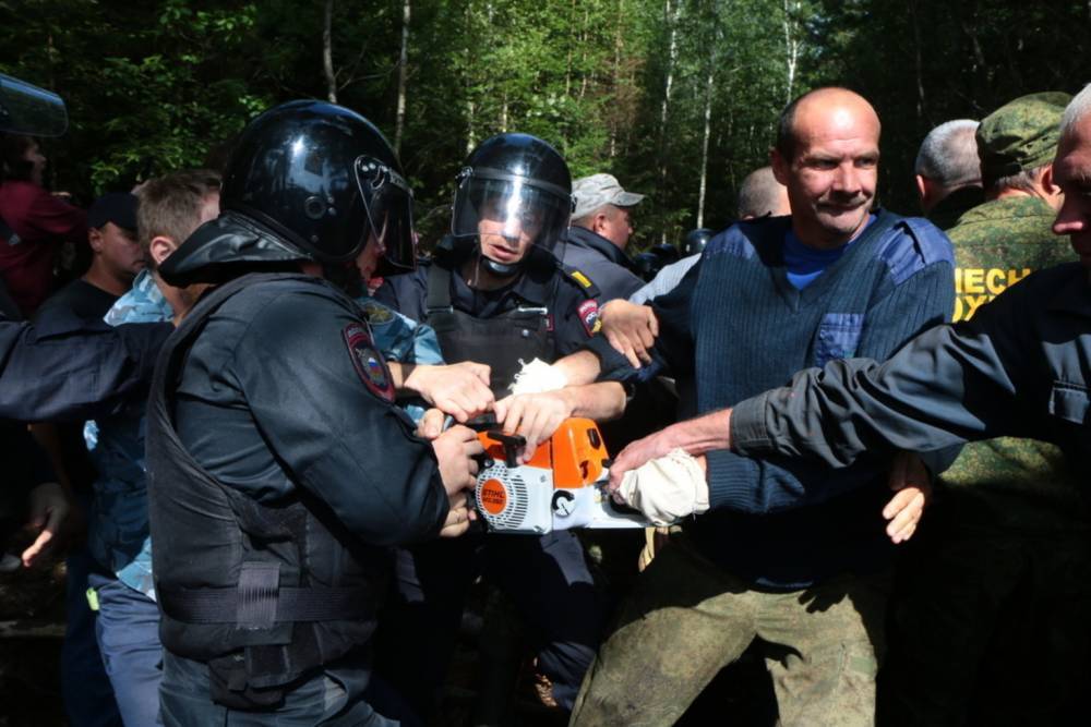 В Ликино-Дулево полиция продолжает избивать активистов, протестующих против строительства мусорного полигона&nbsp;— видео - theins.ru - Россия