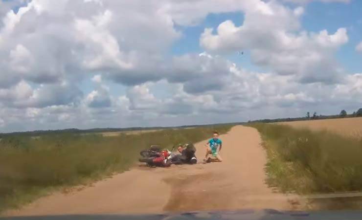 Видеофакт: под Гомелем пьяный мотоциклист с двумя детьми пытался скрыться от ГАИ - gomel.today - район Гомельский