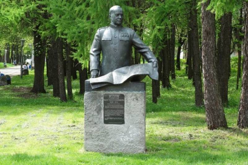 Владимир Зеленский - Адольф Гитлер - Георгий Жуков - Украинские нацисты снесли памятник Жукову под Киевом - topcor.ru - Украина - Киевская обл. - Харьков