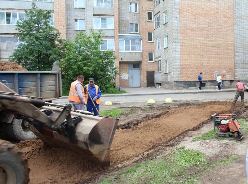 В Глазове начали обустраивать пешеходный тротуар вдоль ограждения школы № 15 - gorodglazov.com - Глазов