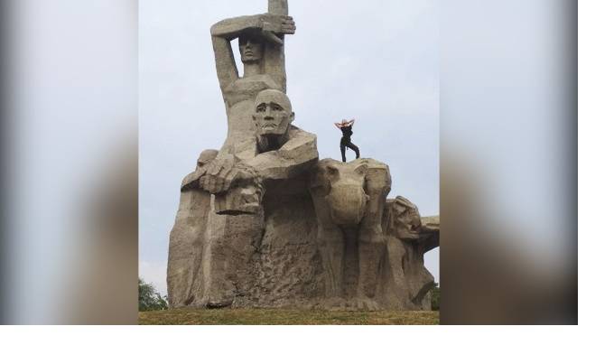 Школьница устроила фотосессию на памятнике жертвам холокоста в Ростове-на-Дону - piter.tv - Ростов-На-Дону
