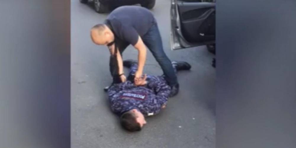 Александр Бойков - Появилось видео задержания сотрудников Росгвардии, подбросивших наркотики 16-летнему подростку - ruposters.ru - Ленинградская обл. - Петербурга