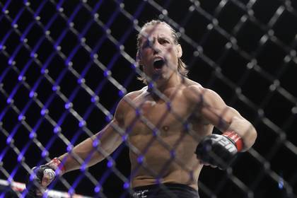 Член зала славы UFC вернулся в октагон и нокаутировал соперника за 46 секунд - newtvnews.ru - Сакраменто