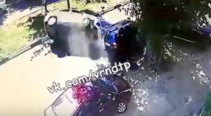 Появилось видео ДТП с перевернувшимся в Воронеже такси - Новости Воронежа - moe-online.ru - Воронеж
