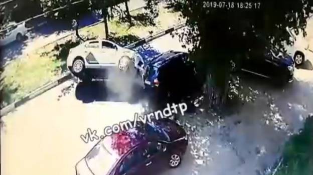 Воронежцы показали на видео момент ДТП с перевернувшимся такси – Новости Воронежа и Воронежской области – Вести Воронеж - vestivrn.ru - Воронеж