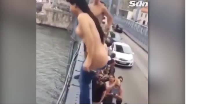 Видео: голая туристка нырнула в воду с 45-метрового моста в Португалии - piter.tv - Португалия