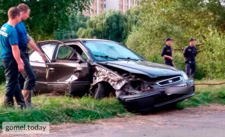На Сельмаше мужчина хотел утопиться в озере вместе с машиной, но врезался в дерево — фотофакт - gomel.today - Гомель