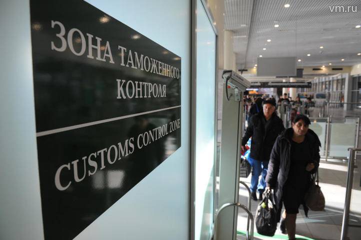 Таможенники Домодедова нашли у россиянина незадекларированные 80 тысяч долларов - vm.ru - Россия - США - Токио - Япония