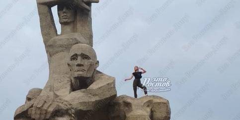 Ростовская школьница устроила фотосессию на мемориале жертвам фашизма - ruposters.ru - Россия - Ростов-На-Дону