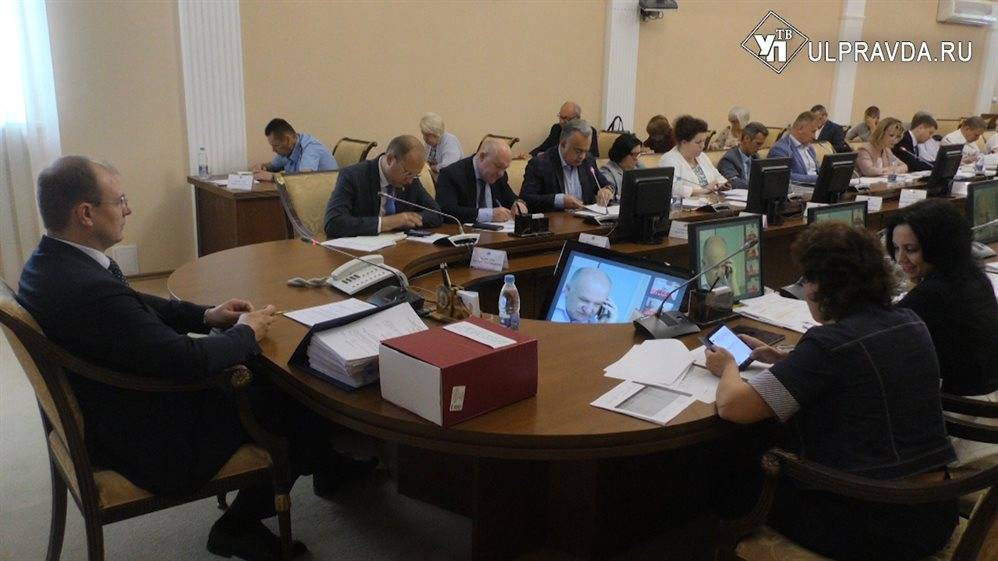 Егор Титов - Сергей Морозов - Александр Смекалин - На зарплаты и здравоохранение. В Ульяновской области распределили дополнительные доходы - ulpravda.ru - Ульяновская