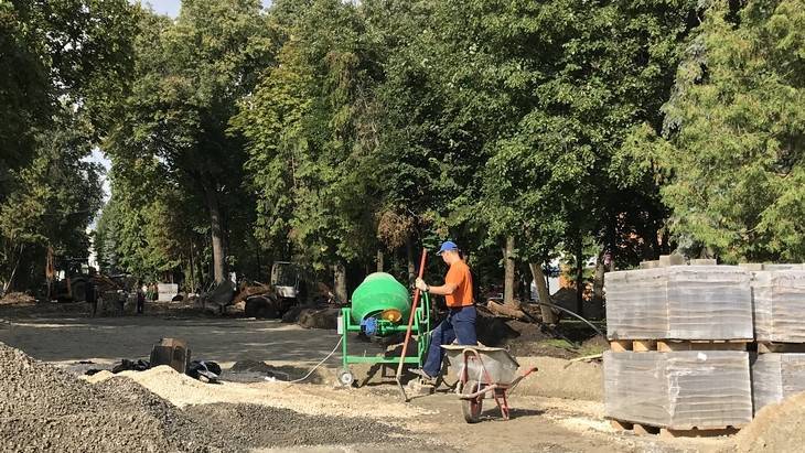 «Мы отдыхаем – работают только руки»: в Круглом сквере Брянска весело - bragazeta.ru - Брянск