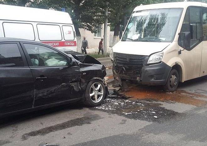 В ДТП с маршруткой на Приокском пострадали четыре человека - ya62.ru - Россия - Рязань