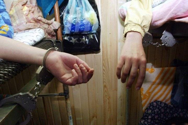 В Омской области завели дело на сотрудников центра психологической помощи. Они избивали пациентов и вешали им гири на ноги - theins.ru - Омская обл.