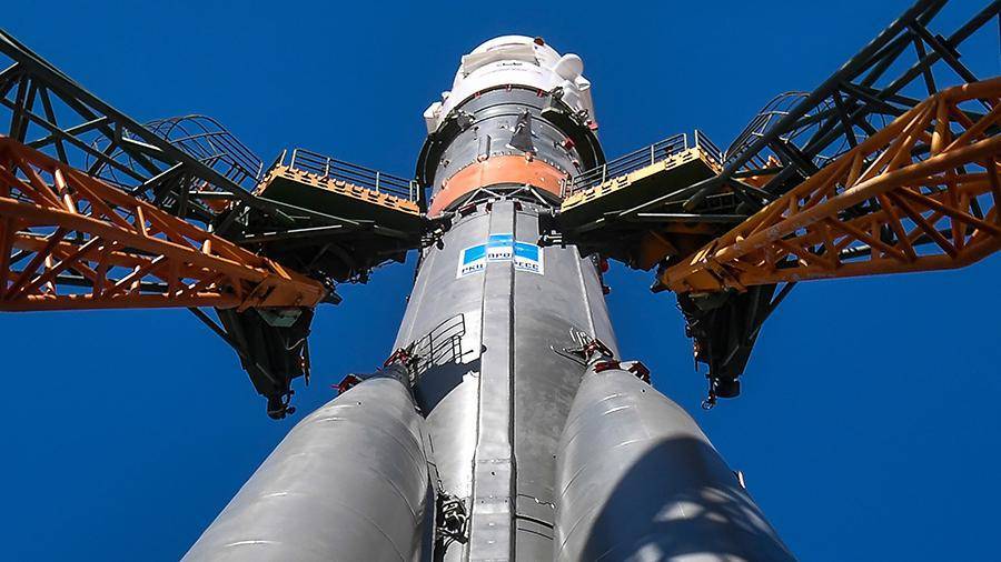 Лука Пармитано - Александр Скворцов - Эндрю Морган - Ракету с кораблем «Союз МС-13» установили на стартовый стол на Байконуре - iz.ru - Россия