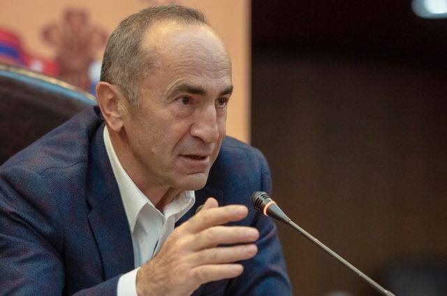 Роберт Кочарян - КС Армении приостановил дело в отношении Кочаряна - aif.ru - Армения