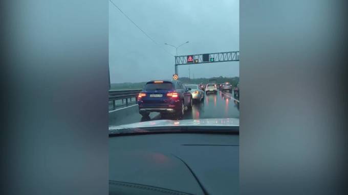 Видео: на Новоприозерском шоссе машина попала в ДТП из-за брошенного на дорогу дивана - piter.tv - Ленинградская обл. - Санкт-Петербург - Ленобласть