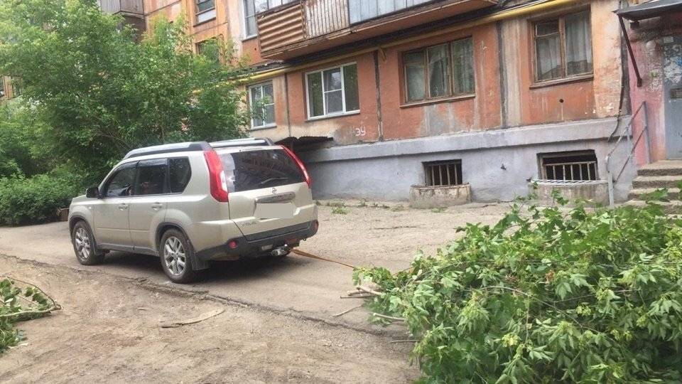 Игорь Кастюкевич - Челябинец добровольно помог дворнику справиться с последствиями урагана - politros.com - Россия - Иркутская обл. - Челябинск