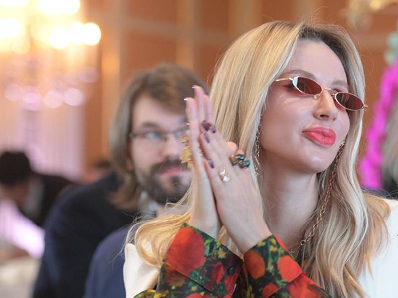 Светлана Лобода - Лобода удивила поклонников огромным декольте - news.ru