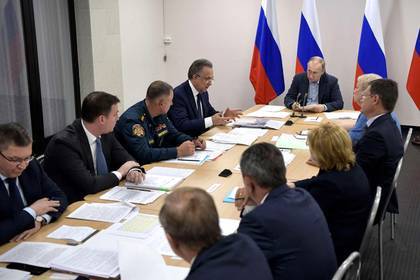 Владимир Путин - Сергей Левченко - Путин устроил чиновникам разнос из-за жалоб подтопленцев - lenta.ru - Россия - Иркутская обл.