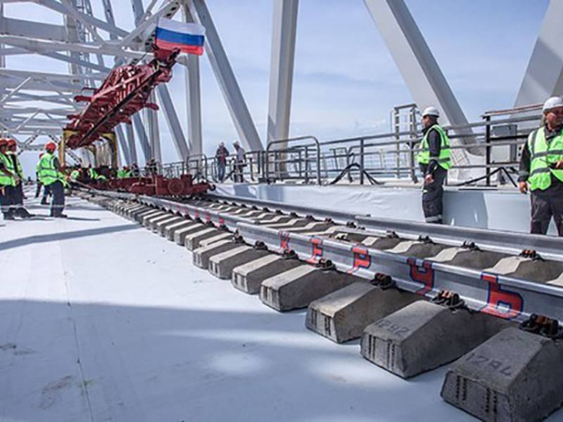 Технический проезд открыли по рельсам Крымского моста - news.ru