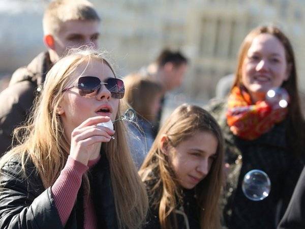 Опрошенная молодежь больше старшего поколения довольна делами в регионах - polit.ru - Москва - Россия