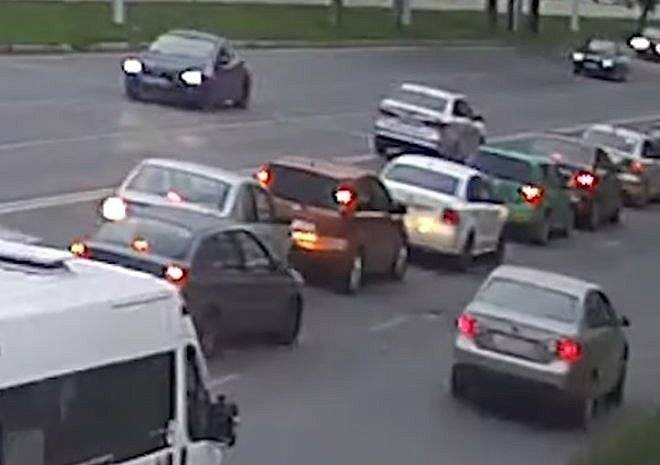 На видео попало столкновение машин «паровозиком» на Московском шоссе - ya62.ru - Рязань
