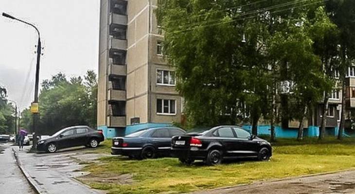 Алексей Ладыков - В Чебоксарах вновь запретили парковку на газоне - pg21.ru - Чебоксары