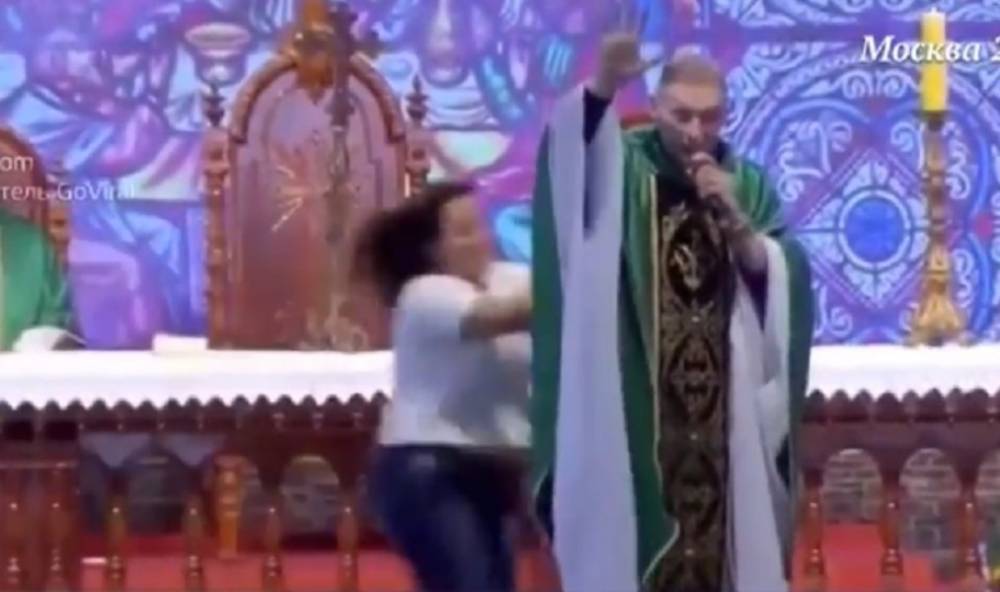 святой Петр - святой Феврония - Женщина столкнула священника со сцены во время мессы в Бразилии - m24.ru - Москва - Бразилия