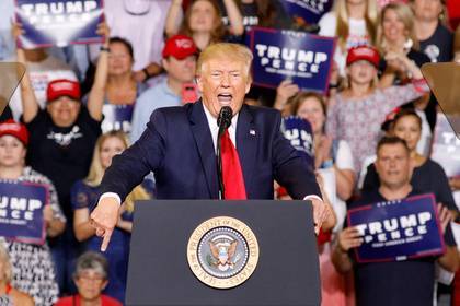Дональд Трамп - Трамп посмеялся над своим импичментом из-за оскорбления небелых женщин - lenta.ru - Россия - США - Сомали