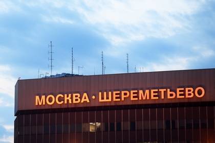 Пассажиров из самолета в Шереметьево эвакуировали из-за постороннего запаха - lenta.ru - Москва - Ереван
