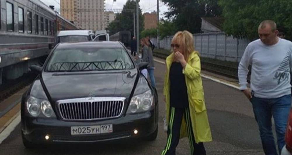 Алла Пугачева - Максим Галкин - РЖД проведет проверку после выезда машины с Пугачевой на платформу - m24.ru - Москва - Рига